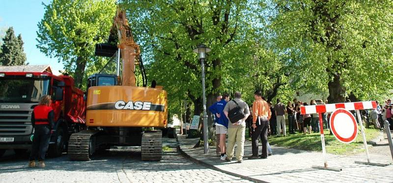 Desítky studentů Střední uměleckoprůmyslové školy Turnov protestují proti záměru turnovské radnice pokácet stromy ve Skálově ulici.