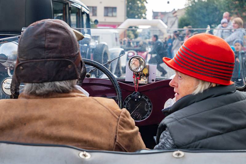 Veteran Car Club Dvůr Králové nad Labem pořádal přehlídku a jízdu historických vozidel Než vypustíme vodu z chladiče.