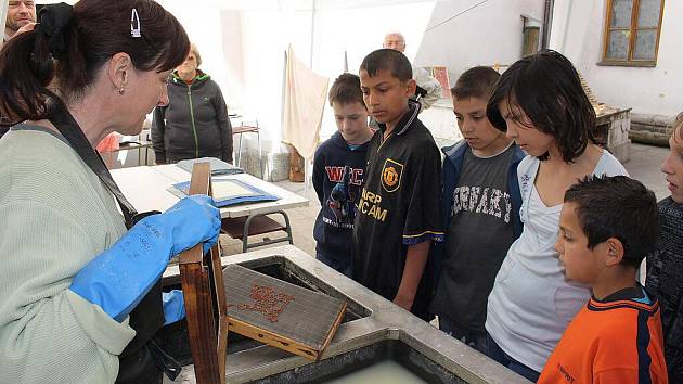 Výroba ručního papíru v Muzeu Podkrkonoší Trutnov připravilo sdružení Bezinky