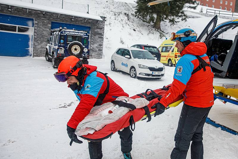 Záchranáři zasahovali v pátek v Peci pod Sněžkou u zraněného lyžaře.