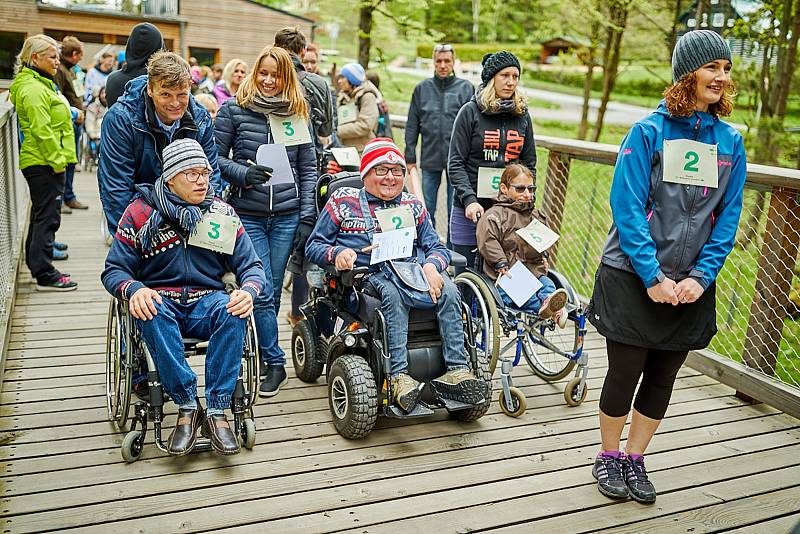 Na Stezce korunami stromů Krkonoše v Janských Lázních se poprvé uskutečnil charitativní závod běžců s vozíčkáři.