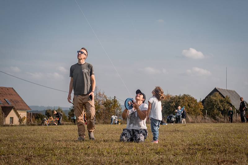 V sobotu se konala v Hostinném drakiáda. Nad město se vzneslo 71 draků.