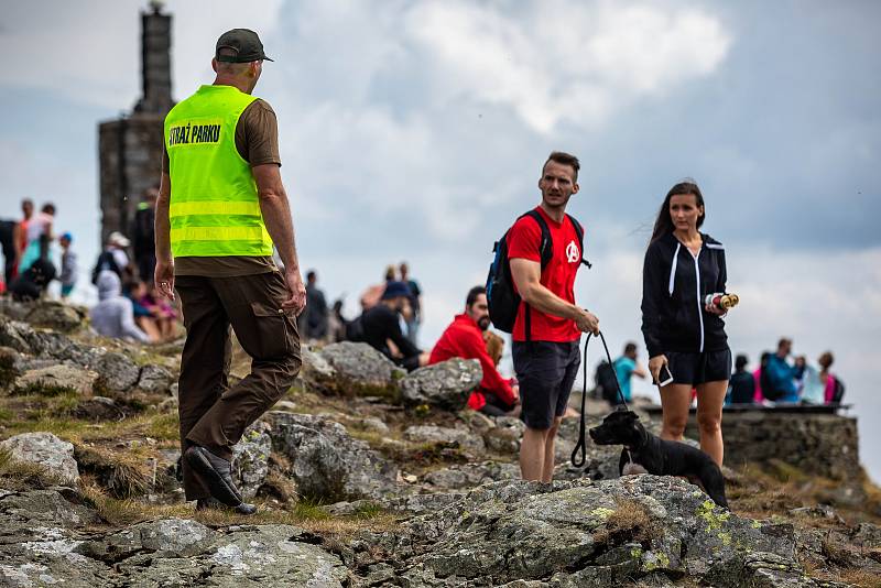 S vysokou návštěvností nejvyšší hory se pojí i problémy. Stovky turistů porušují zákaz vstupu a navzdory cedulím piknikují hned za cedulemi se zákazem. Strážci národního parku z polské i z české strany upozorňují turisty a ve vážných případech i pokutují.