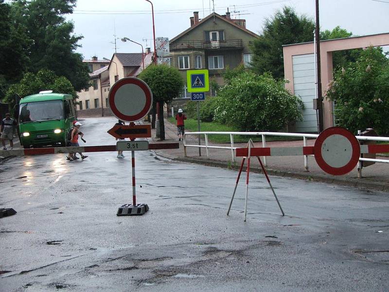 Uzavřená ulice Smetanova ve Dvoře Králové, kde se propadla silnice