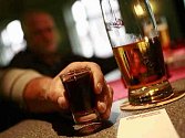 Šestadvacetiletý muž popíjel alkohol na čerpací stanici ve Dvoře Králové nad Labem. Policisté mu opakovaně naměřili 3,7 promile. Ilustrační foto: