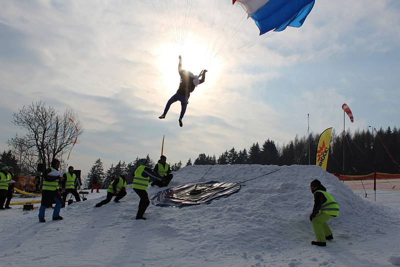 Vrchlabí - V herlíkovickém skiareálu Bubákov začalo v pátek mistrovství České republiky v paraski, které kombinuje parašutismus  s lyžováním. První den soutěží, které jsou zařazené rovněž do světové série, otevřel obří slalom na sjezdovce v Herlíkovicích 