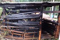 Požár přístřešku na dřevo u chalupy v Kohoutově.