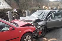 Mezi Úpicí a Batňovicemi se stala v neděli odpoledne dopravní nehoda, po srážce dvou aut se zranili čtyři lidé.