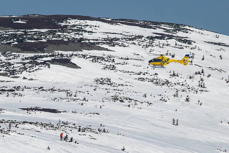 Vrtulník Letecké záchranné služby zachraňoval mladého skialpinistu ze Studniční jámy v Krkonoších.