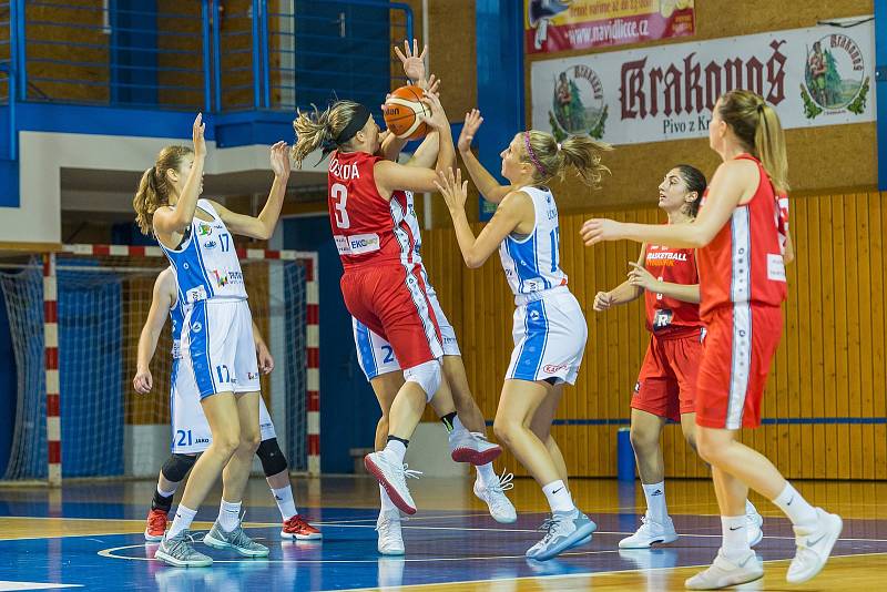 Z duelu Trutnov - Nymburk při basketbalovém turnaji O pohár města Trutnova.