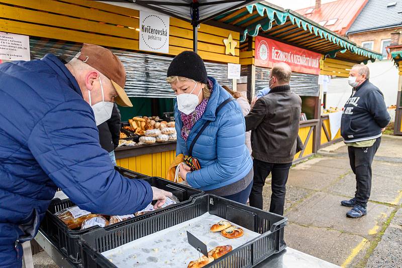 Lidé mohli v sobotu konečně vyrazit na farmářské trhy v Poříčí.