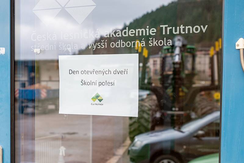 Česká lesnická akademie provedla zájemce areálem školy i budovou školního polesí.