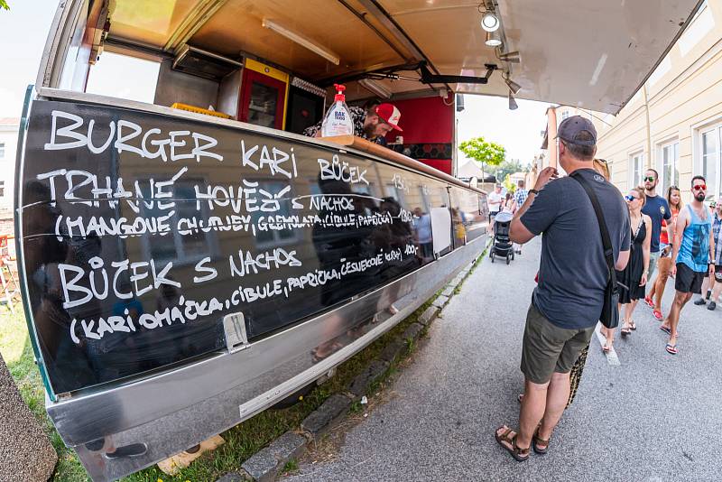 O první ročník trutnovského street food pikniku byl velký zájem.