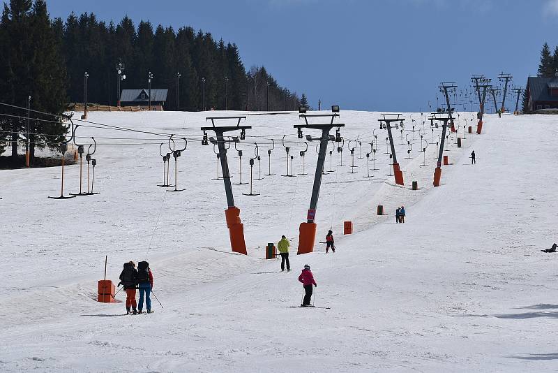 Lidé vyrazili na lyže v pátek 15. dubna 2022 na sjezdovku Javor v Peci pod Sněžkou.