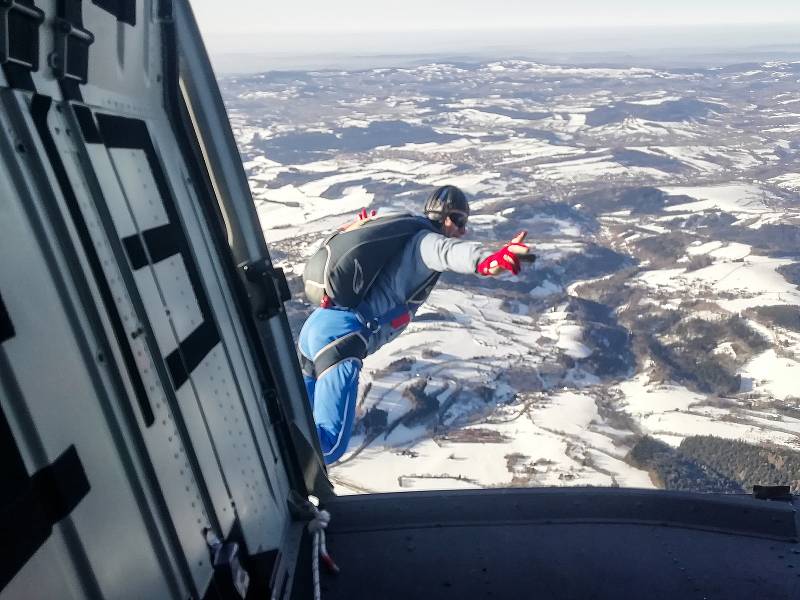 Od středy do soboty se koná ve Skiareálu Bubákov Herlíkovice světový šampionát v para-ski. Tato discplína kombinuje parašutismus a lyžování.