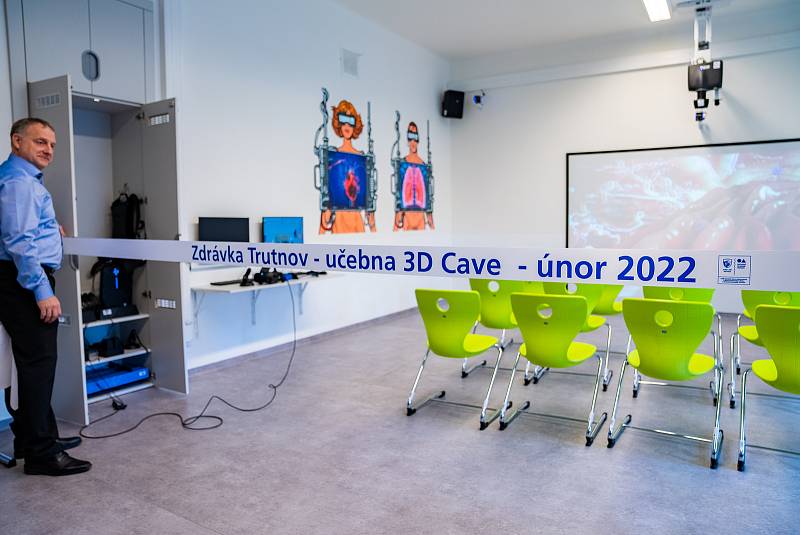 Trutnovská zdravotnická škola představila moderní 3D Cave učebnu, která simuluje v trojrozměrném prostředí reálný svět do nejmenších detailů.