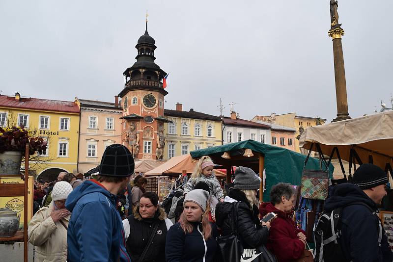 Velký zájem návštěvníků provázel Řemeslný trh pod obry v Hostinném.