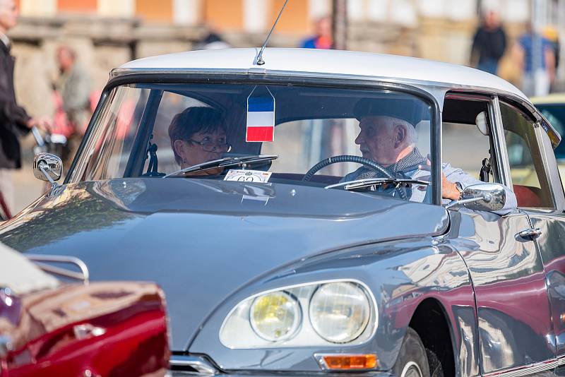 Veteran Car Club Dvůr Králové nad Labem pořádal přehlídku a jízdu historických vozidel Než vypustíme vodu z chladiče.