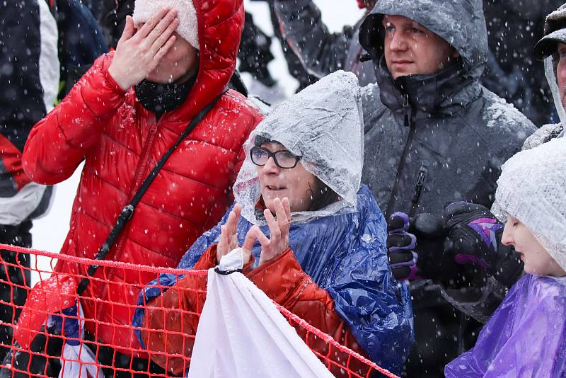 Husté sněžení provází sobotní slalom Světového poháru ve Špindlerově Mlýně, diváků je ještě více než při pátečním obřím slalomu.