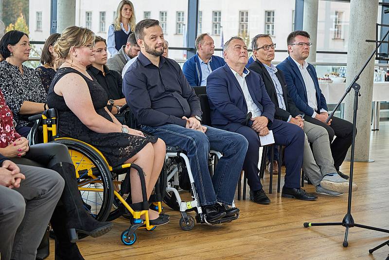 Vedení města Trutnov ocenilo medailisty z paralympijských her v Tokiu Šárku Musilovou a Aleše Kisého.