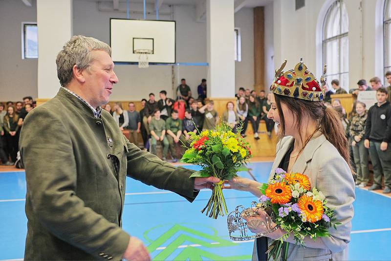 Uvítání držitelky prestižního ocenění pro nejoblíbenějšího učitele roku Zlatý Ámos Daniely Krátké v trutnovské lesnické škole.