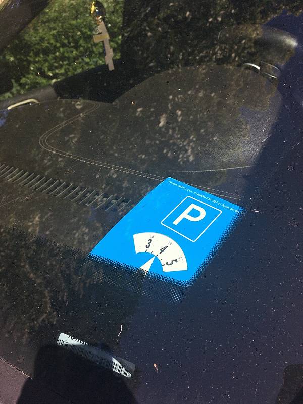 Řidiči si musí pořídit při parkování v centru Úpice parkovací kotouče.