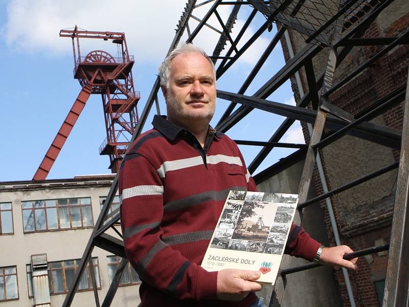 Obrovskou historii má hornictví na Žacléřsku, uhlí se tam dolovalo 422 let.  Jeho dějiny popsal Jiří Mauer.