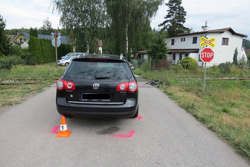 Auto vjelo do kolejiště, smetl ho vlak.