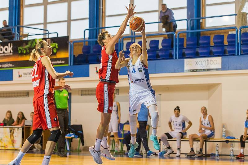 Z duelu Trutnov - Nymburk při basketbalovém turnaji O pohár města Trutnova.