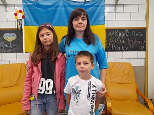 Šestiletý ukrajinský chlapec Vitalik Lastoveckyi jde ve čtvrtek poprvé do školy, do první třídy nastoupí v Trutnově. Na snímku je s maminkou Vitou a devítiletou Lěnou Kurlakovou, která půjde do 5. třídy.