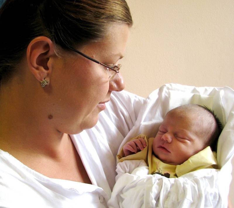 ELIŠKA BEDNÁŘOVÁ se narodila 4. září v 1 hodinu a 49 minut mamince Markétě a tatínkovi Vladimírovi. Měřila 49 centimetrů a vážila 3,55 kilogramu. Rodina bydlí ve Rtyni v Podkrkonoší.