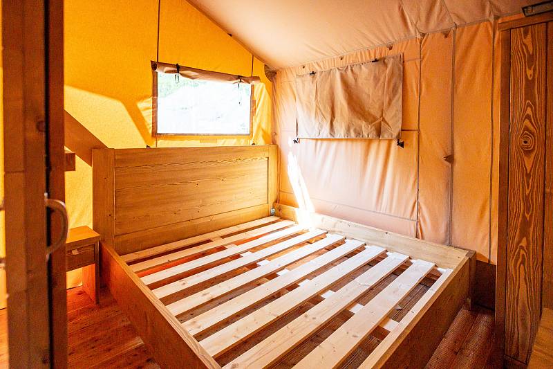 V Safari kempu ve Dvoře Králové nad Labem vznikají tři obrovské glampingové stany, které poskytnou ubytování pro osm osob.