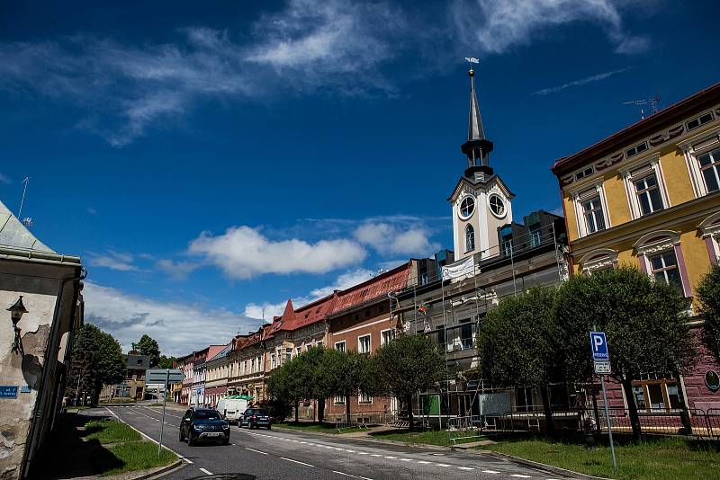 Historická věž bývalé radnice ve Svobodě nad Úpou z roku 1869 prochází důkladnou rekonstrukcí. Budovu staré radnice město přestavuje na sociální byty.