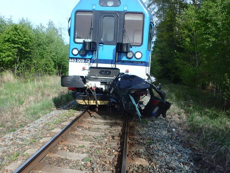 Střet osobního vozidla a vlaku měl tragické následky.