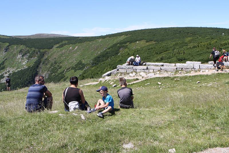 Přelidněná Sněžka. O prodlouženém víkendu se vydaly na nejvyšší českou horu stovky turistů, jak dokumentuje náš snímek od Slezského domu. Na opačné straně, od Růžohorek, začne letos oprava turistického chodníku.