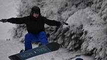 V lyžařském areálu Svatý Petr se pohybovalo jen několik desítek rodin s dětmi, které tam sáňkovaly nebo bobovaly, a snowboardistů.