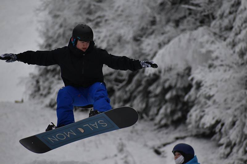 V lyžařském areálu Svatý Petr se pohybovalo jen několik desítek rodin s dětmi, které tam sáňkovaly nebo bobovaly, a snowboardistů.