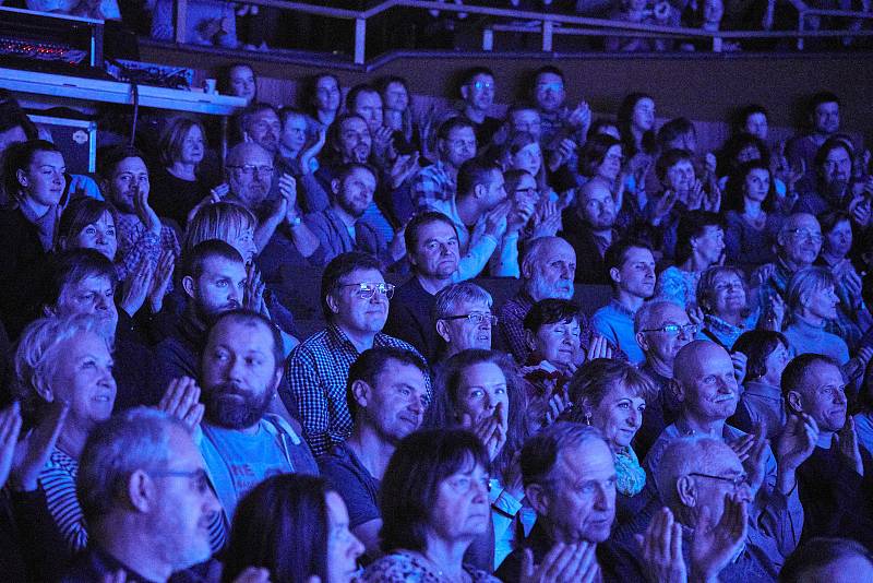 PRVNÍ KONCERT 21. trutnovského festivalu Jazzinec se odehrál ve čtvrtek v kině Vesmír. Sólově zahrála Lenka Dusilová a po ní vystoupili trumpetista Erik Truffaz a kytarista David Kollar.