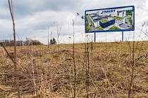 Bude růst na zelené louce v průmyslové zóně Zboží dál jen tráva nebo tam Karsit konečně postaví továrnu?