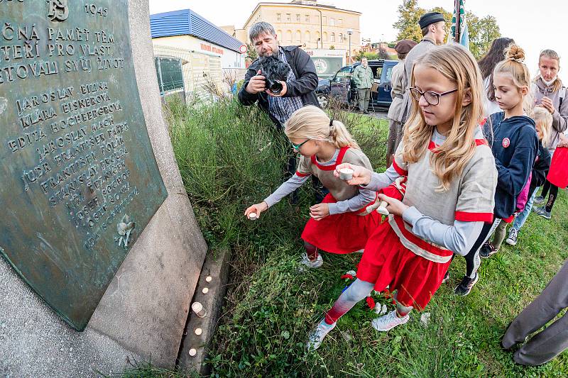 Na památný den sokolstva odhalila královédvorská jednota před budovou gymnázia kameny zmizelých bratrům Josefovi a Pavlovi Sochorovým.