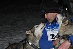 Start úvodní noční etapy 27. ročníku Ledové jízdy musherů od sjezdovky Javor v Peci pod Sněžkou, při které doplňuje posádku psích spřežení běžkař, tažený na laně.
