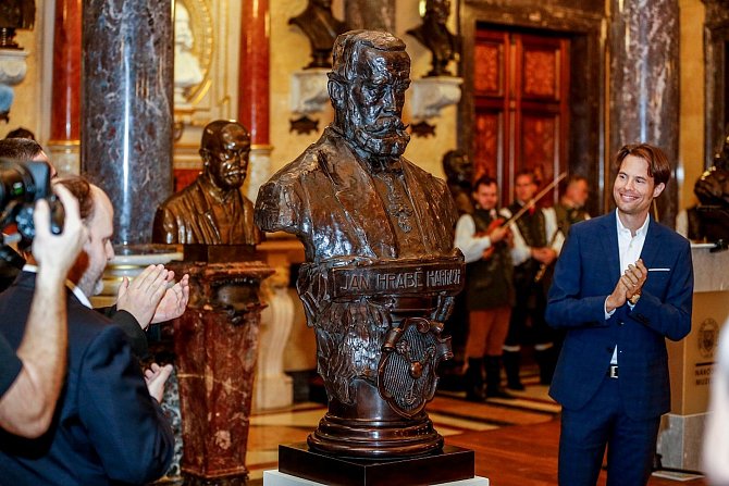 V Národním muzeu v Praze byla slavnostně odhalena busta hraběte Jana Harracha. Vpravo potomek šlechtického rodu Ernst Harrach.