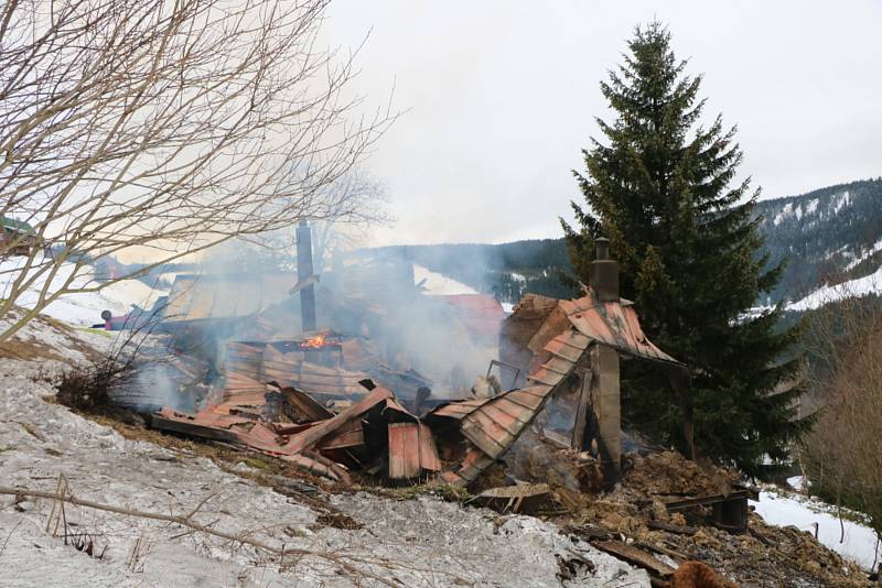 Shořela. Oblíbenou horskou chatu trutnovské základní školy kpt. Jaroše zničil požár 15. prosince 2019.