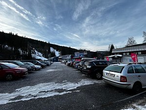 Ve Špindlerově Mlýně se bude platit od 16. ledna 2024 za parkování v nočních hodinách na městských parkovištích.