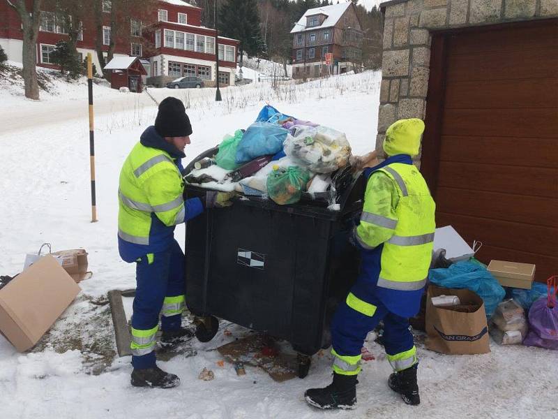 Vánoční svátky znamenají pro popeláře nejvytíženější období v roce. Obzvláště na horách je to pořádná fuška.