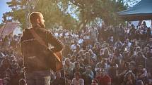 Koncert písničkáře Pokáče zahájil Kulturní léto na Štěrbově vile na Přehradě Les Království.