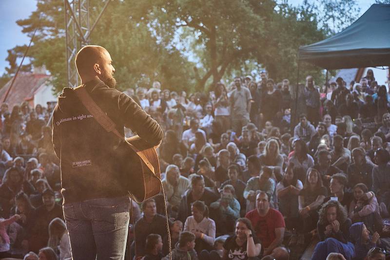 Koncert písničkáře Pokáče zahájil Kulturní léto na Štěrbově vile na Přehradě Les Království.