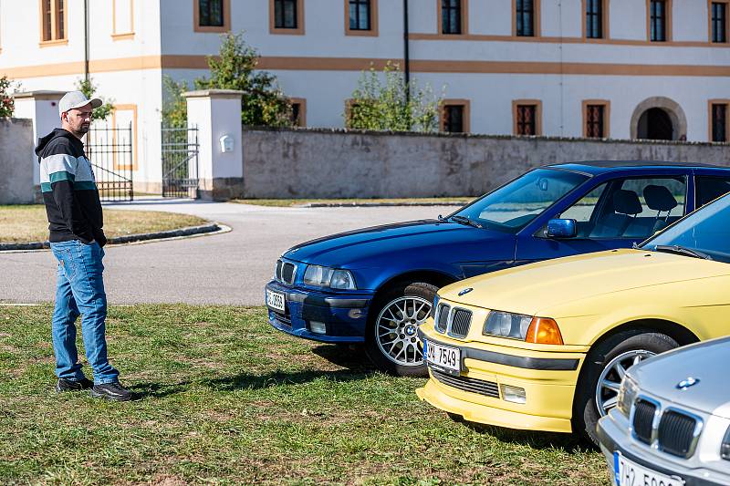 Setkání vozů BMW v areálu hospitálu Kuks.