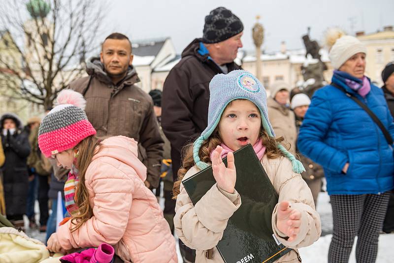 Demonstrace odpůrců protipandemických opatření v Trutnově na Krakonošově náměstí v neděli 23. ledna.