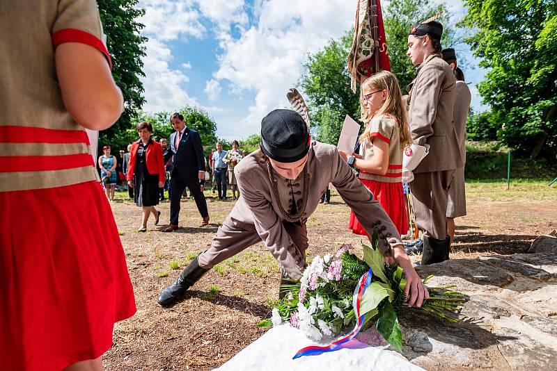 Odhalení kamenů zmizelých veliteli sokolské odbojové skupiny S 21 B Josefu Schejbalovi a jeho spolupracovníkovi Stanislavu Prouzovi v Malých Svatoňovicích.